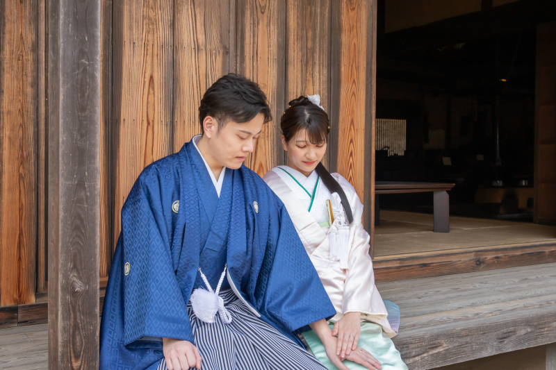 レトロな古民家の縁側で手を重ね合ってしっとりと