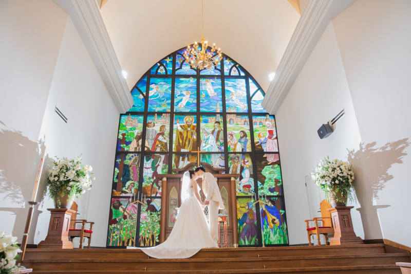 ステンドグラスが映えるチャペルで
