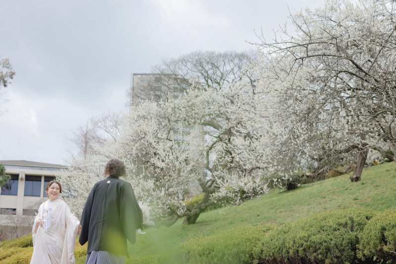 土手ではしゃぐお二人!