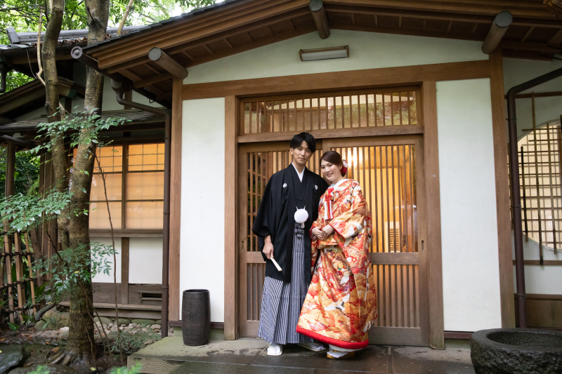 和建築を背景に