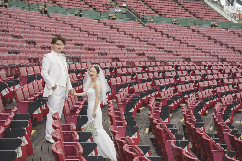 観客席に上がって