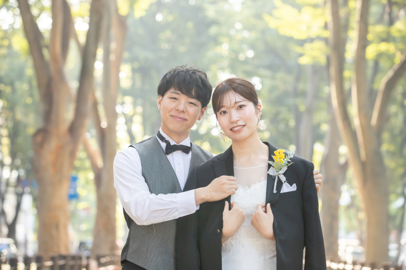 ご新郎様のジャケットを借りて、今風な一枚!