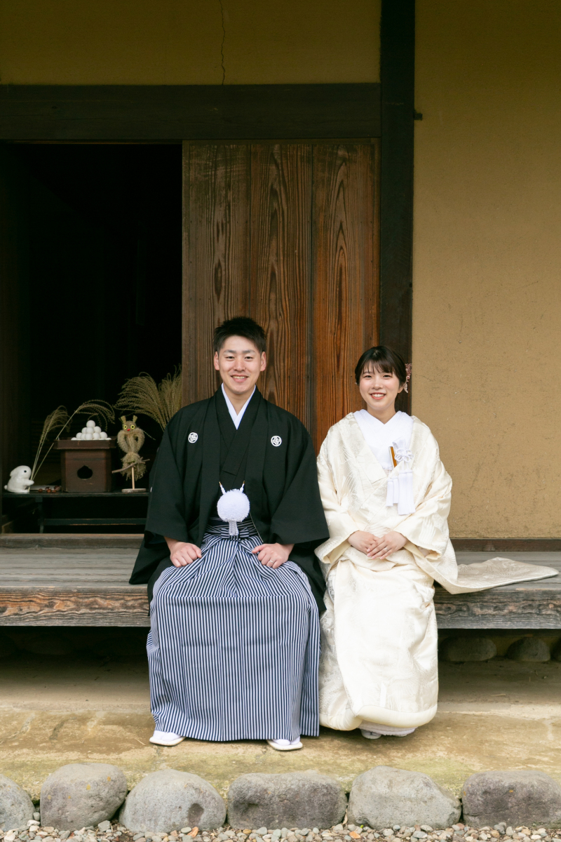 腰をかけて、縁側で会話をしながら自然なショットを