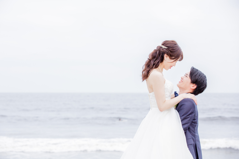 ご新婦様を抱き上げて