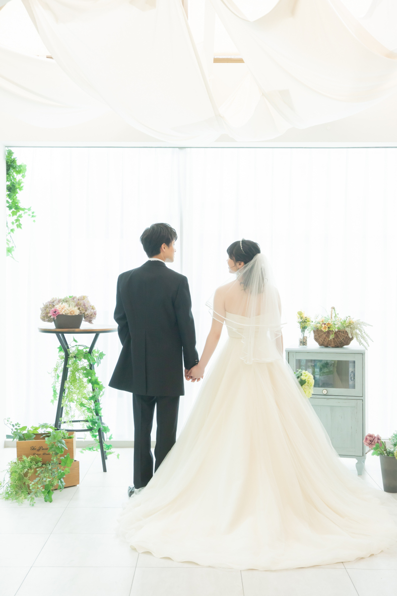 後ろ姿ショットがとてもかわいいドレスですね!