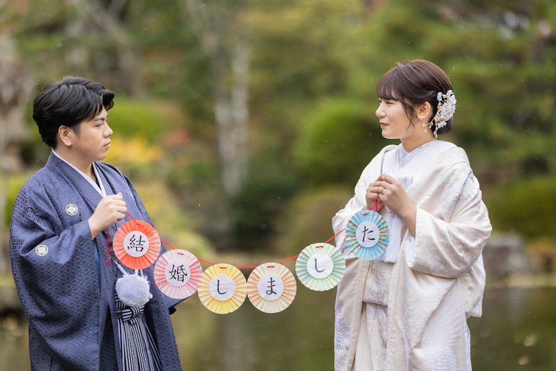 「結婚しました」ガーランドを持って撮影しました♪