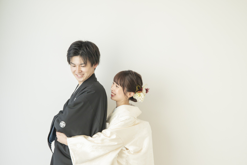 シンプルな白い背景で