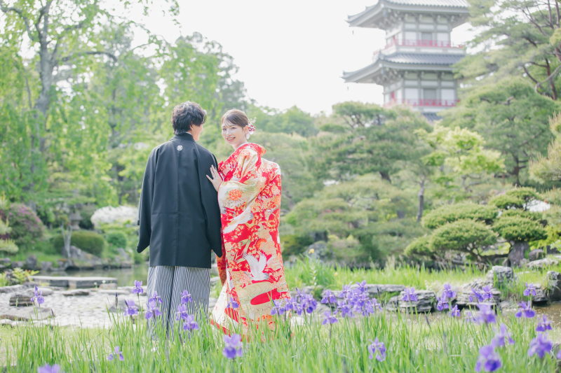 和庭園を背景に