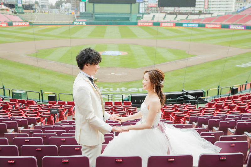 赤色の客席に真っ白なお衣装で