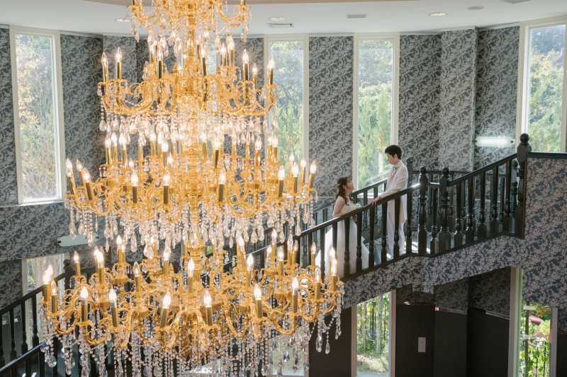 シャンデリア越しに