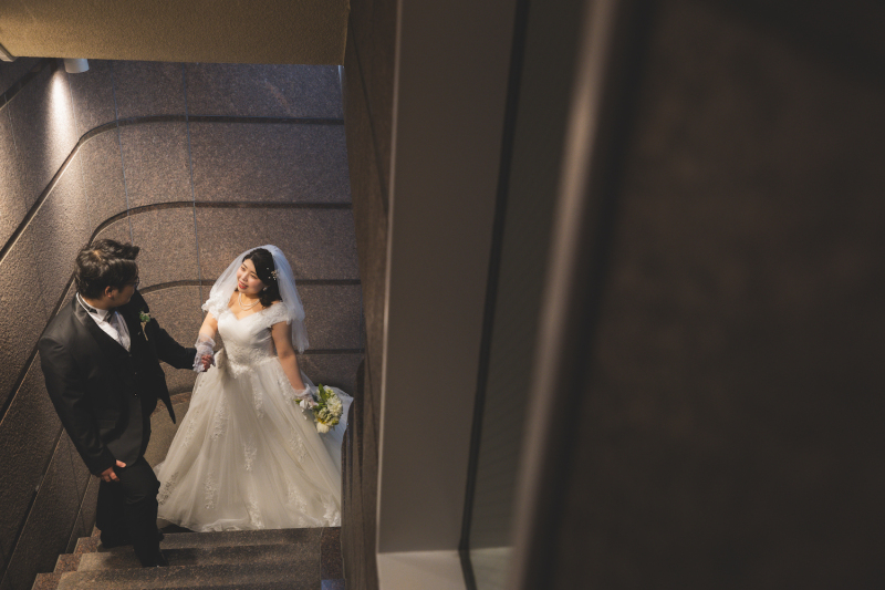 洋装撮影ラストは、階段でロマンチックな一枚♡