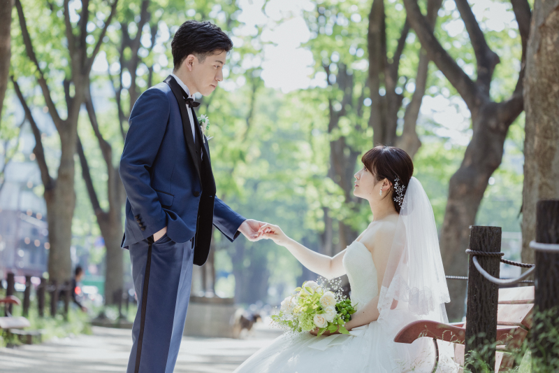 ご新婦様の手を取って