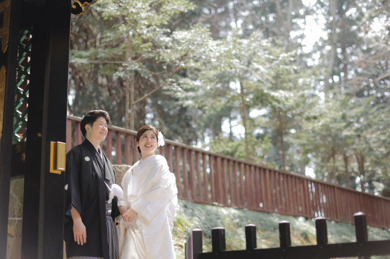 木々の中で寄り添う