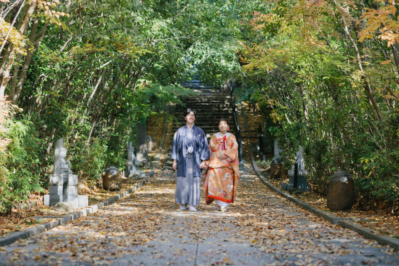 木々に囲まれた参道を歩きながら・・・♪