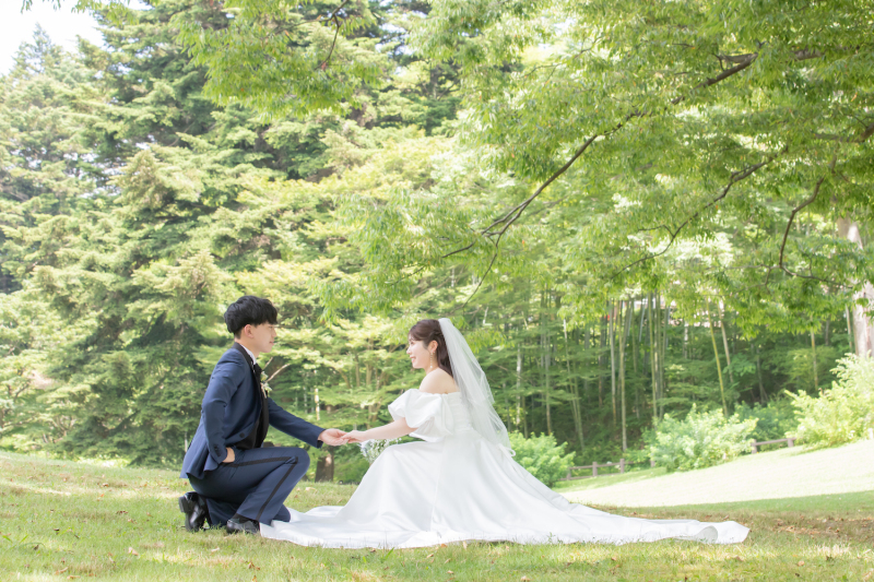 かわいさ満点!ドレスに包まれてお座りショット