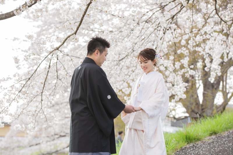 手を取り合って