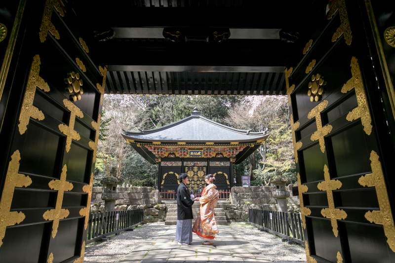 手を取り合って