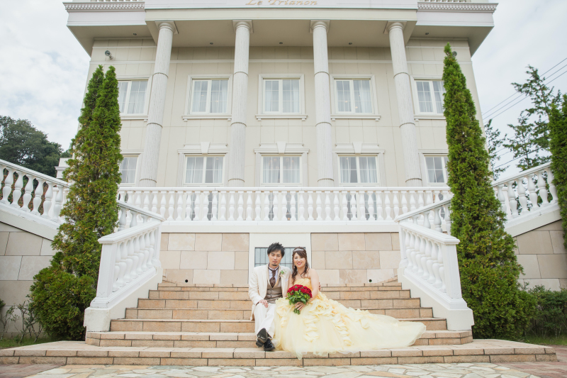 階段に腰掛けて