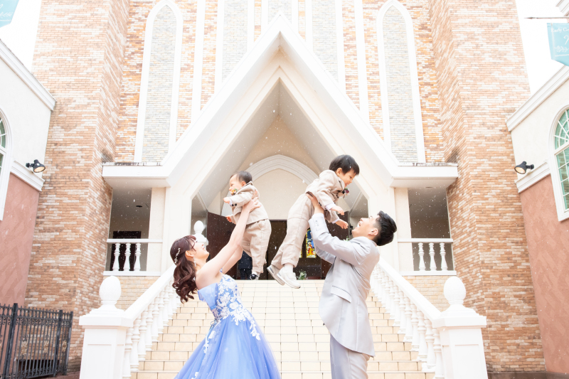 外の柔らかい光の中、お子さんとの可愛いショット!