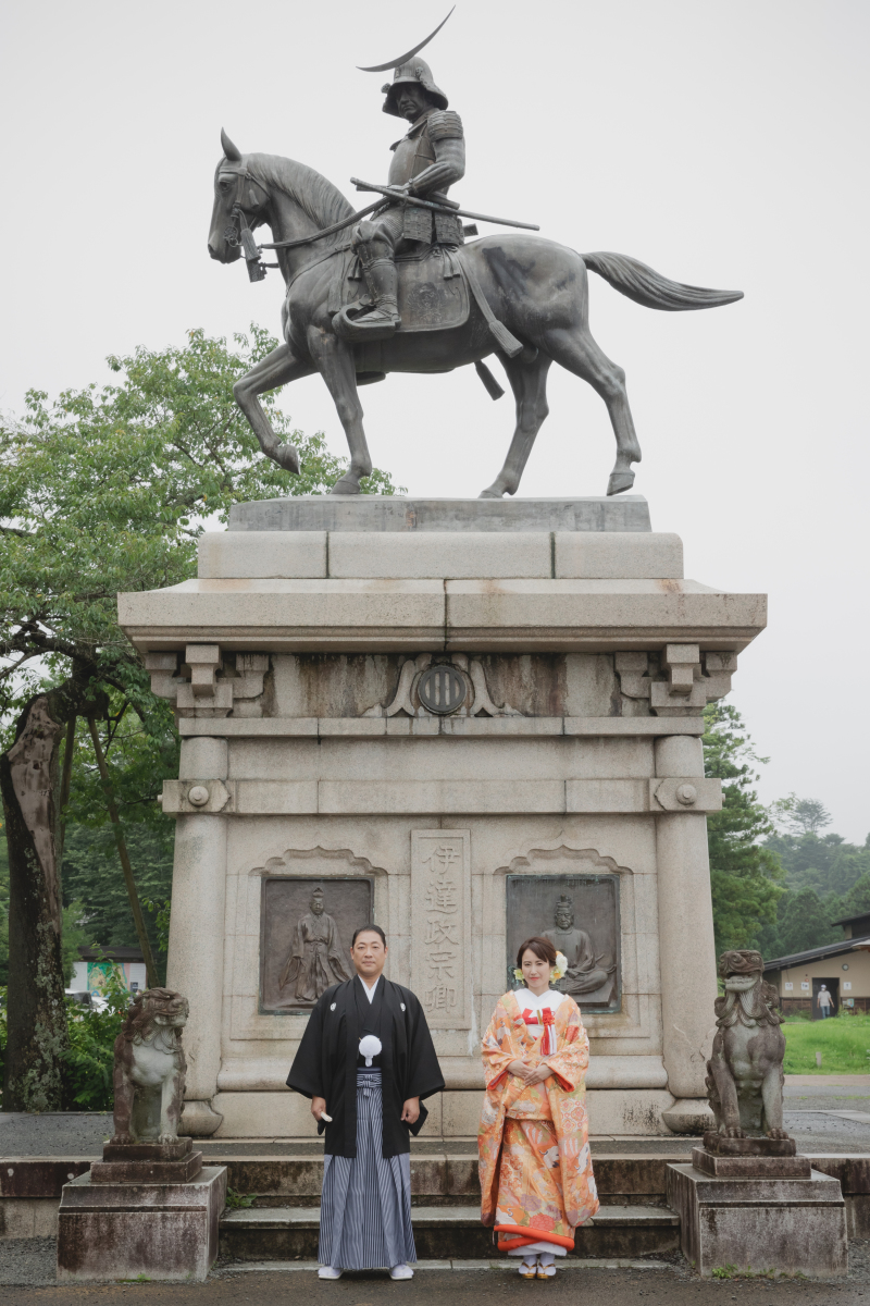 政宗公騎馬像の前で