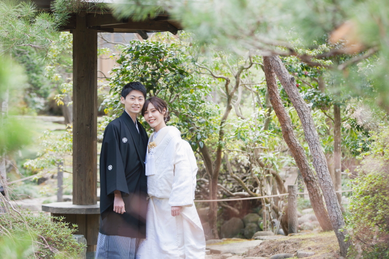 松のアーチの中で寄り添う