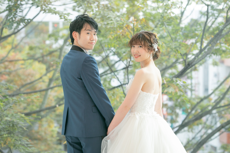 欅並木を背景に