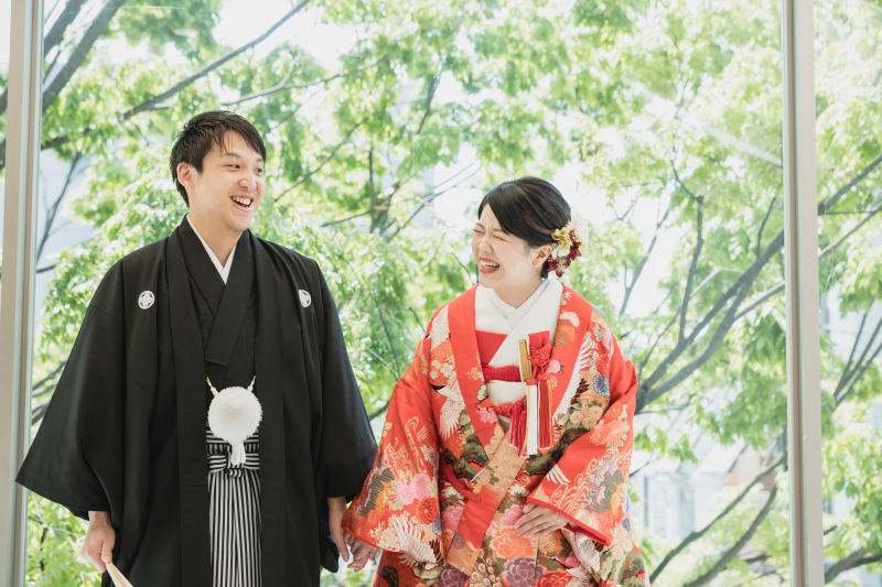 欅の緑を背景に