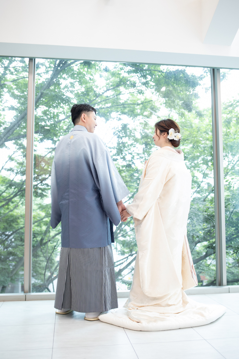 手を繋いで見つめあうお二人の後ろ姿が素敵ですね!
