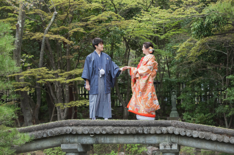 手を取り合って