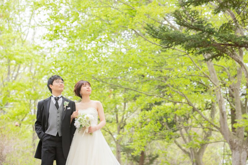 バックの緑色とブーケの白色の相性がバッチリです！