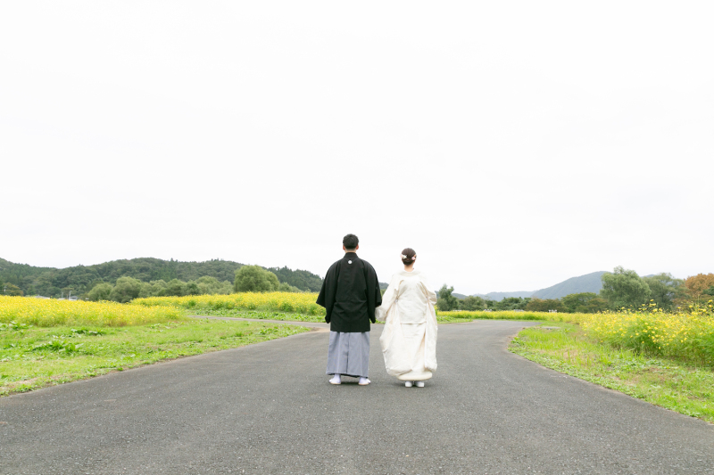 お花畑のでも、お花に負けないお二人の素敵な衣装