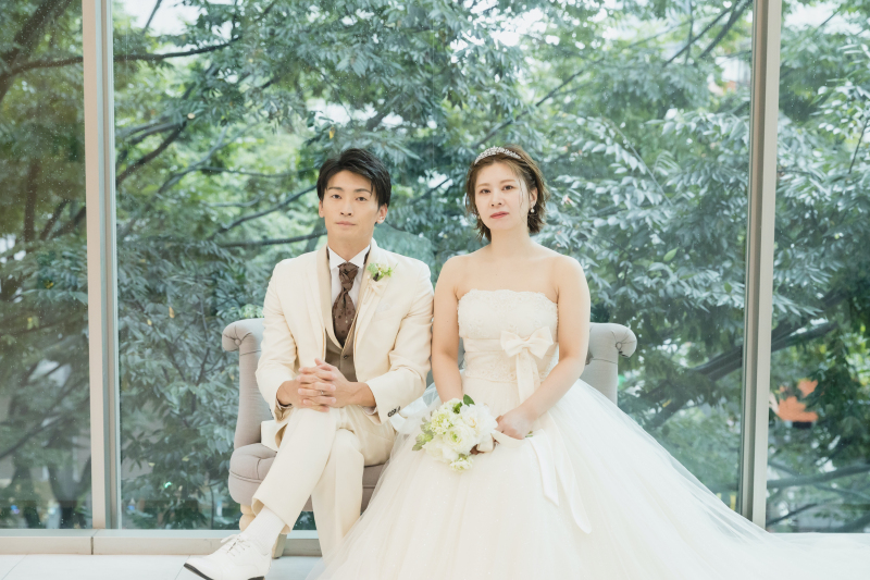 ソファーに腰掛けて