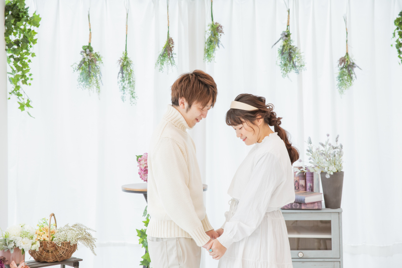 手を取り合って