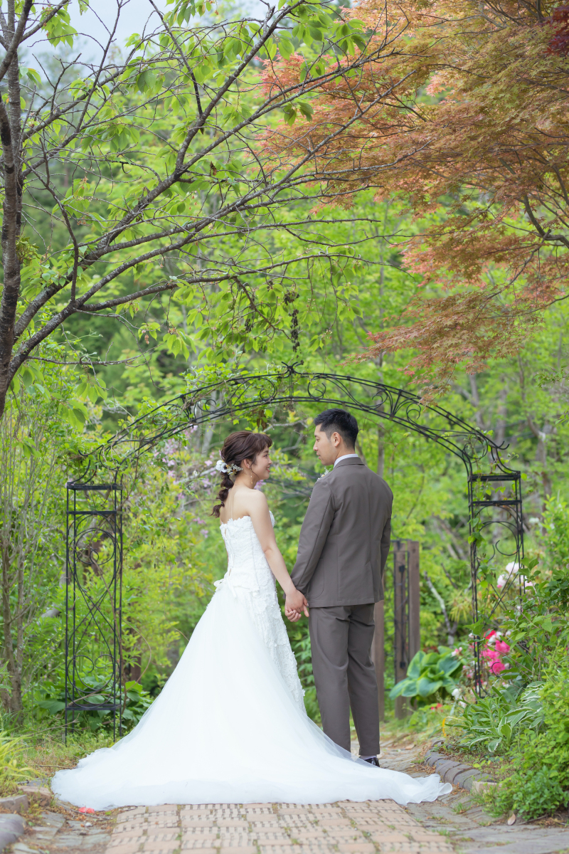 緑のアーチの下で