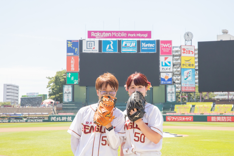 グローブを顔を少し隠してのショットが可愛いです♡