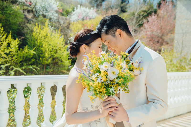 イエローのブーケを片手に…