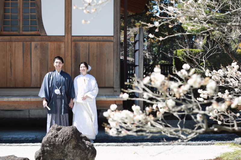 軒下で寄り添う二人