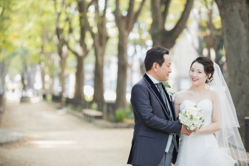 並木道を背景に