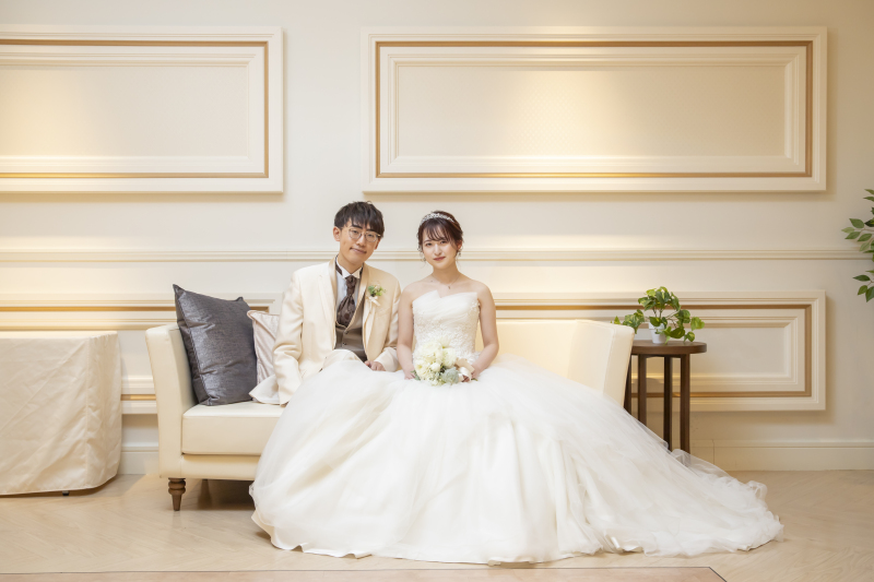 ソファーに座って