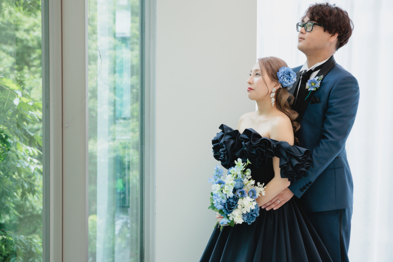 自然光がっぷり入る大きな窓の前で!