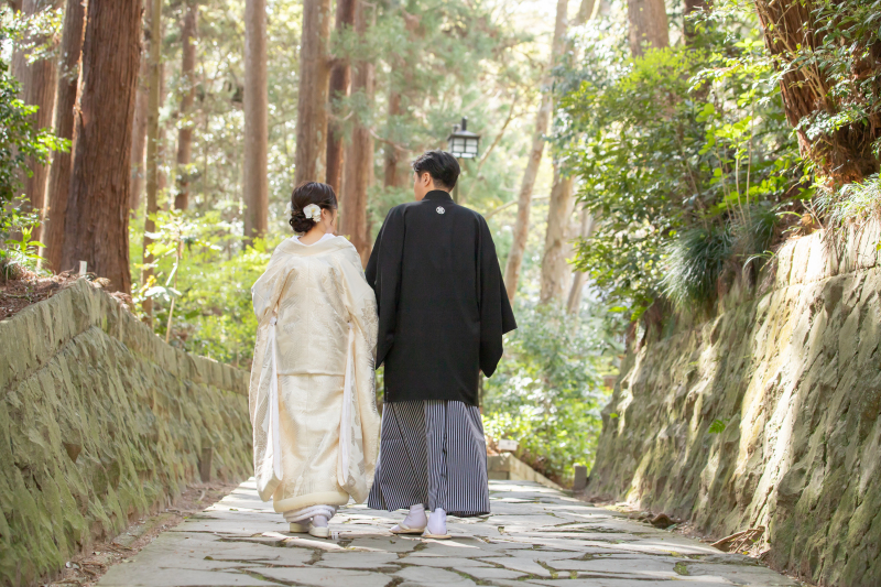 歩いて行くお二人