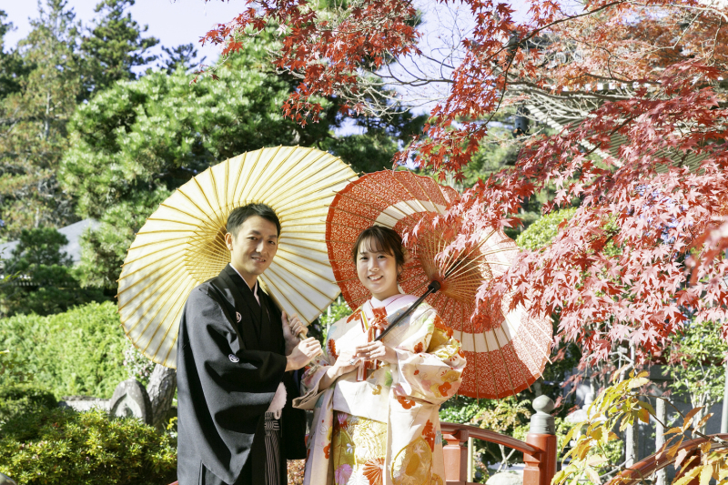 傘をさしながら真っ赤な紅葉との１枚♡