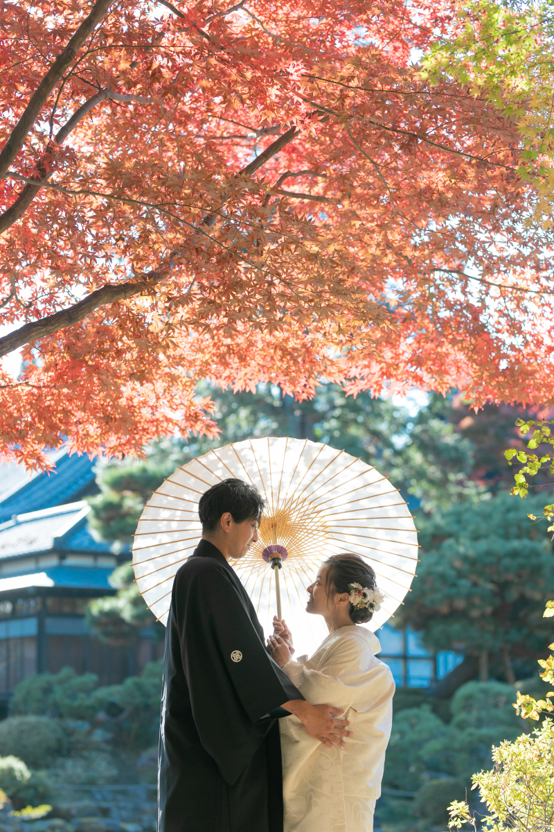 仲良く和傘に♡