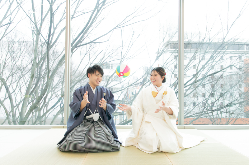 畳の上で紙風船！