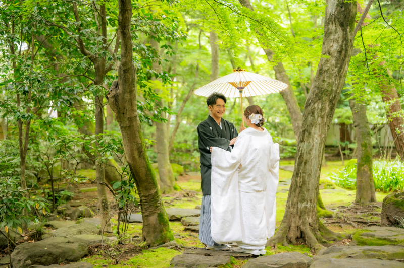 庭園の木々に囲まれて
