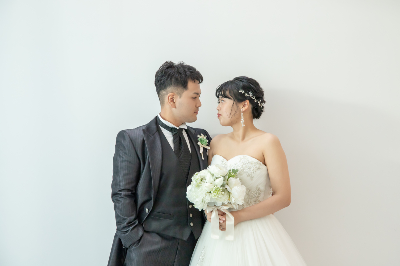 落ち着きのある白背景で