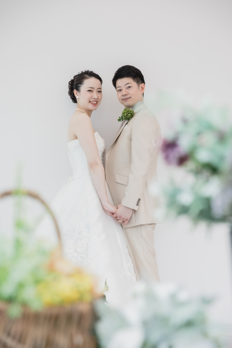 手をつなぎながら