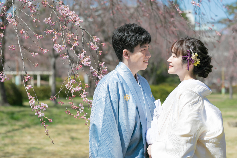 見つめ合い微笑みながら