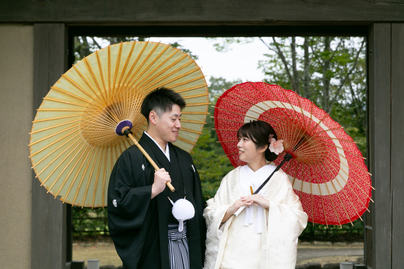 手を繋いで見つめあうお二人の後ろ姿が素敵ですね！