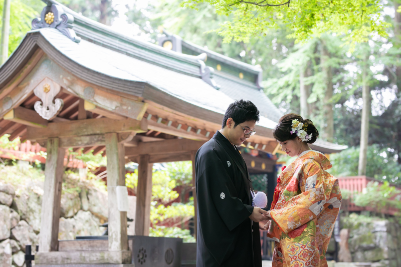 手をとり合って